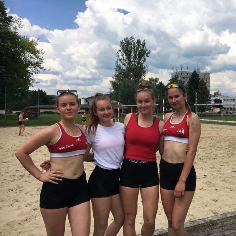 Dnes bojujeme v Ziline U18, spolu s trenerkou Evkou na dvojdnovom tripe @😎🏖🎯 #tjslaviatuzvolen #bojujemezazvolen💞🏐😎 #beachvolley #volly #beachwear #volleyball #zvolen #tuzvo @volleyballacademy_slovakia