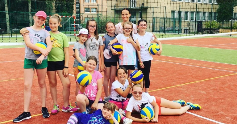 Naše najmladšie hračky mali dnes posledný tréning vonku zakončený búrkou 🌩🌧 #najmladšie #bojujemezazvolen💞🏐😎 #prazdniny #leto #oddych 😘