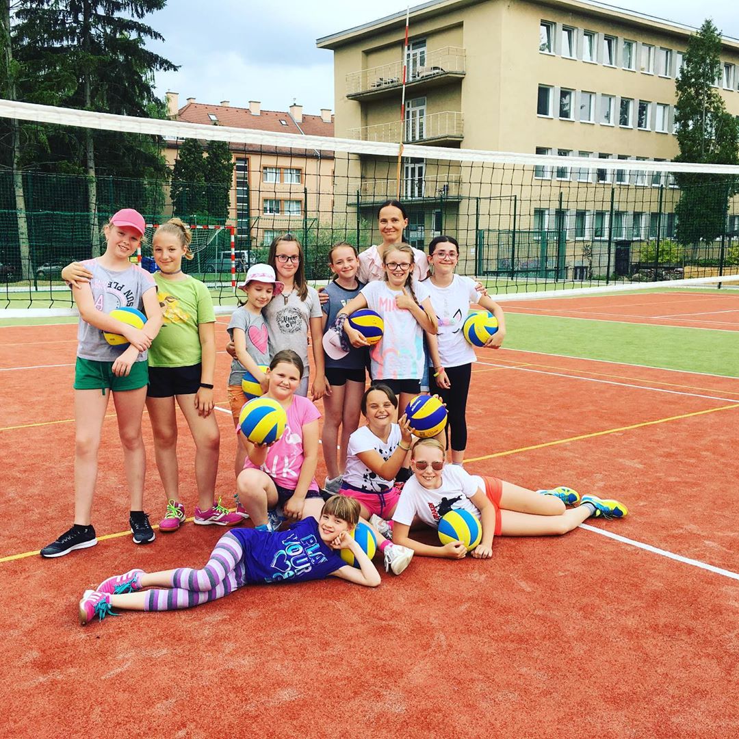 Naše najmladšie hračky mali dnes posledný tréning vonku zakončený búrkou 🌩🌧 #najmladšie #bojujemezazvolen💞🏐😎 #prazdniny #leto #oddych 😘