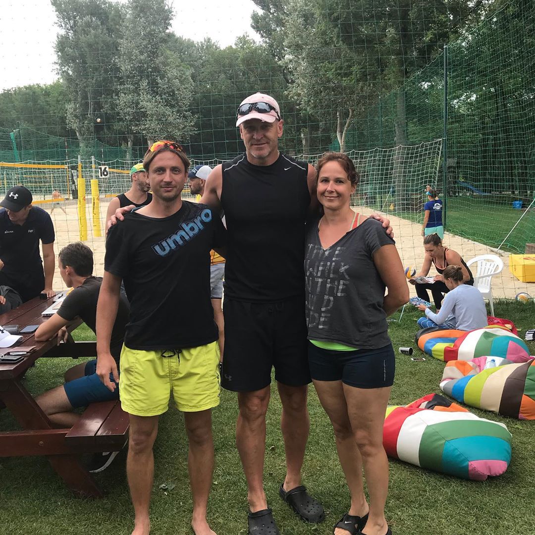 Dnes sme na beach volej seminari spolu s legendami Riso Nemec, Peto Fisi Varga. Dakujeme za nove poznatky do praxe 😎🏖🤩 #bojujemezazvolen💞🏐😎 #beachvolley #tjslaviatuzvolen #tuzvolen #beachvolley #seminar #trener @beachvolleyclubdrazdiak