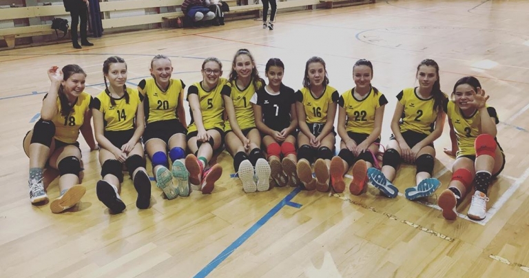 Mladšie žiacky dnes v Leviciach bohužiaľ 2x prehra 1:3,2:3 #bojujemezazvolen💞🏐😎 #mladšiežiačky